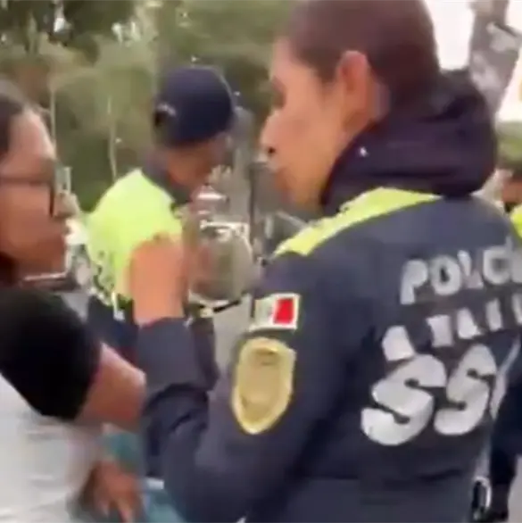 Agente de tránsito golpea y jala del cabello a joven por no bajarse de su motocicleta; SSC la investiga Agente de tránsito golpea y jala del cabello a joven por no bajarse de su motocicleta; SSC la investiga