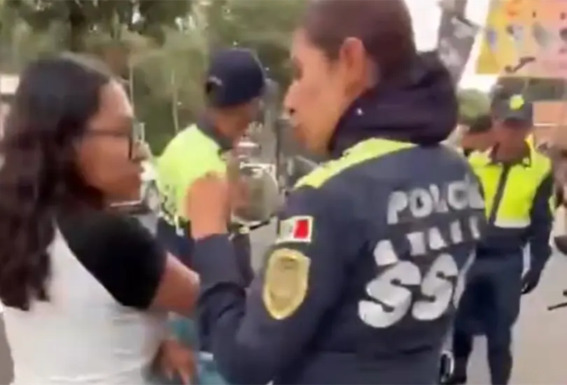 Agente de tr&aacute;nsito golpea y jala del cabello a joven por no bajarse de su motocicleta; SSC la investiga