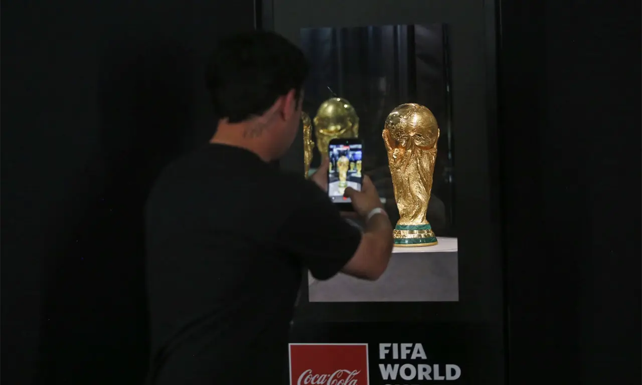  Miles de aficionados podrán acercarse al trofeo original y tomarse fotografías con una de las piezas más reconocidas del deporte internacional. 