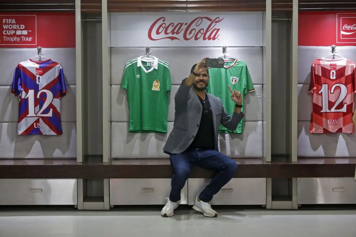Miles de aficionados podrán acercarse al trofeo original y tomarse fotografías con una de las piezas más reconocidas del deporte internacional. Cuartoscuro.