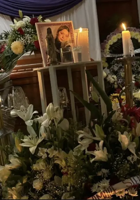 Desde temprana hora, personas cercanas a la influencer acudieron para acompañar a la familia en uno de los momentos más difíciles y rendir homenaje a quien se convirtió en una figura muy querida dentro y fuera de las plataformas digitales. RRSS.