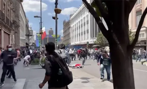 SSC niega uso de gas y balas de goma en protesta de la CNTE en CDMX; reportan un herido SSC niega uso de gas y balas de goma en protesta de la CNTE en CDMX; reportan un herido