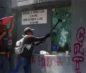 CNTE ataca sede de la SEP; autoridades responden con gas lacrim&oacute;geno
