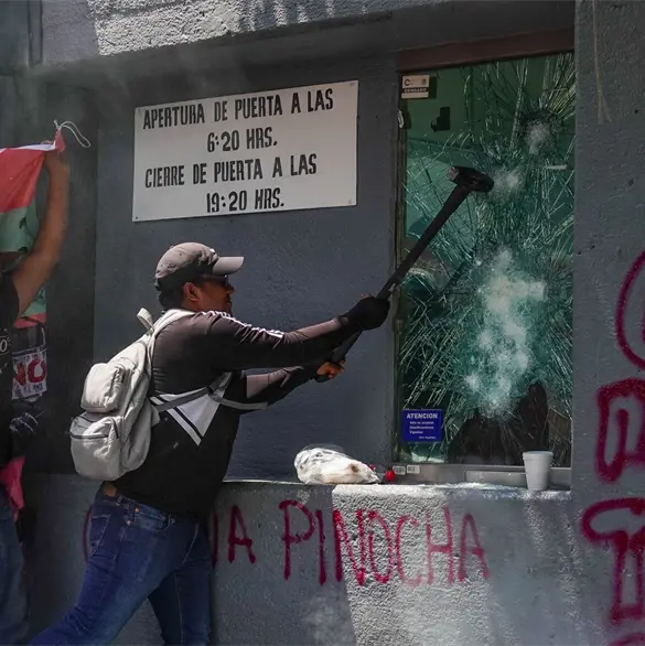 CNTE ataca sede de la SEP; autoridades responden con gas lacrim&oacute;geno