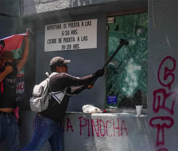 CNTE ataca sede de la SEP; autoridades responden con gas lacrimógeno CNTE ataca sede de la SEP; autoridades responden con gas lacrimógeno