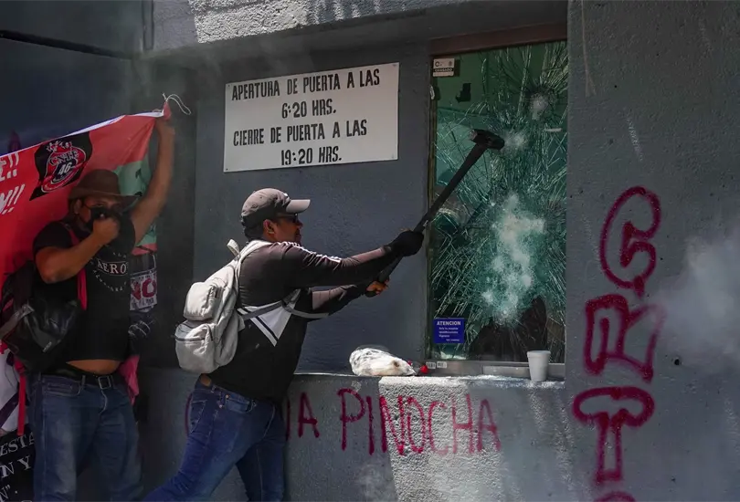 CNTE ataca sede de la SEP; autoridades responden con gas lacrimógeno CNTE ataca sede de la SEP; autoridades responden con gas lacrimógeno