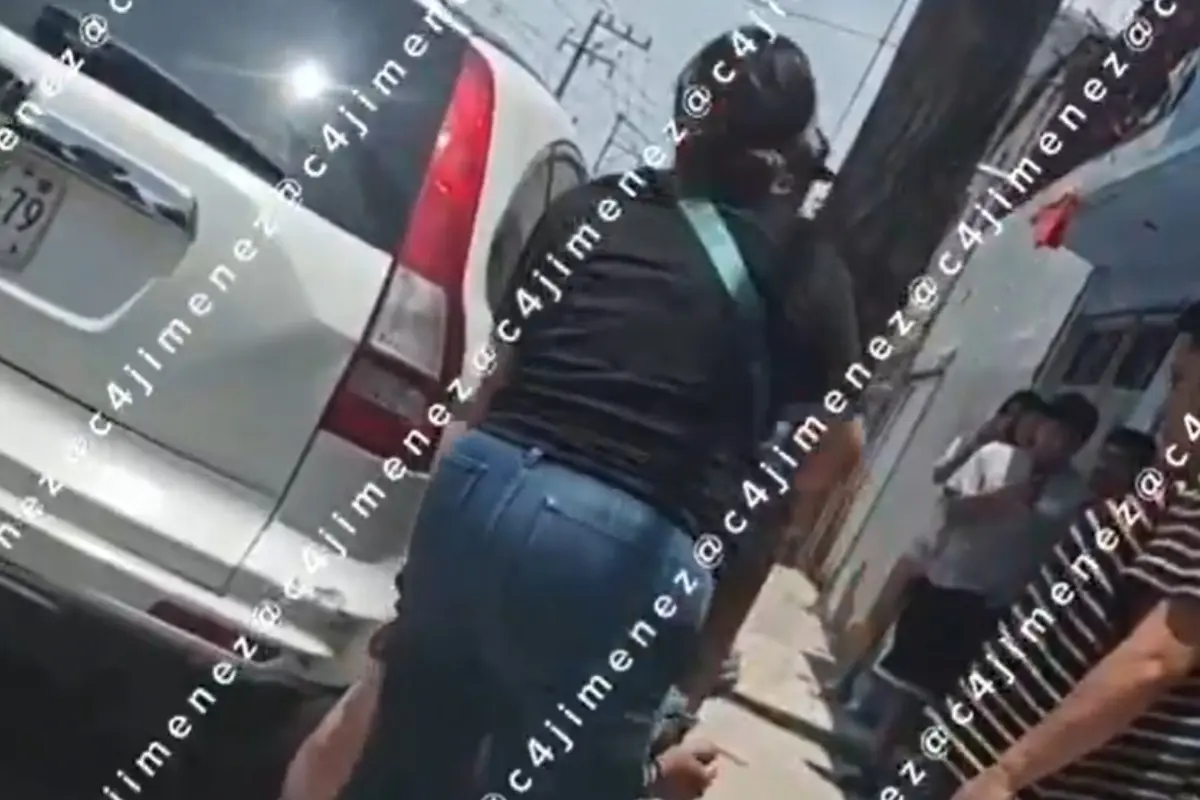  "¡Ya me tienes harta!": madre agarra a cinturonazos a su hijo acusado de robar bocina en Neza 