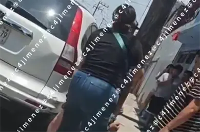 &iexcl;Ya me tienes harta!: madre agarra a cinturonazos a su hijo acusado de robar bocina en Neza