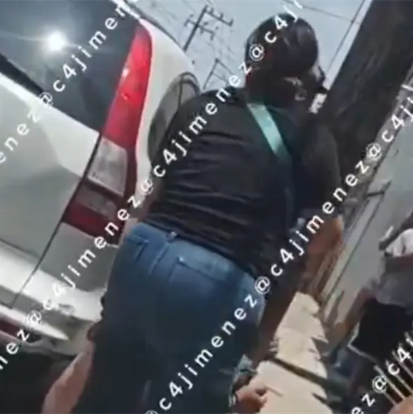 ¡Ya me tienes harta!: madre agarra a cinturonazos a su hijo acusado de robar bocina en Neza ¡Ya me tienes harta!: madre agarra a cinturonazos a su hijo acusado de robar bocina en Neza