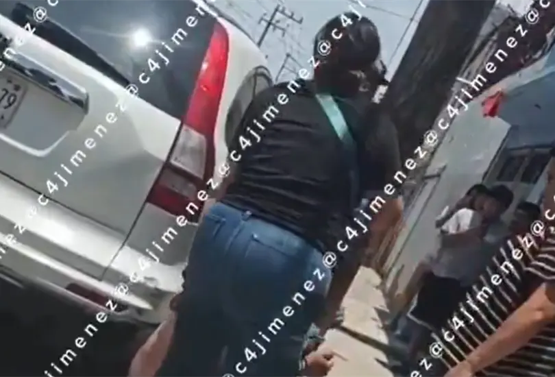 &iexcl;Ya me tienes harta!: madre agarra a cinturonazos a su hijo acusado de robar bocina en Neza