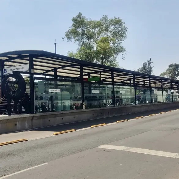 Tragedia en la L&iacute;nea 5 del Metrob&uacute;s: hombre muere en estaci&oacute;n Escuadr&oacute;n 201