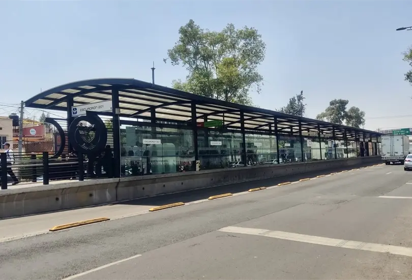 Tragedia en la L&iacute;nea 5 del Metrob&uacute;s: hombre muere en estaci&oacute;n Escuadr&oacute;n 201