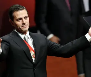 "&iquest;Es usted o se parece?": Pe&ntilde;a Nieto se toma foto con una mexicana tras ser reconocido en Jap&oacute;n