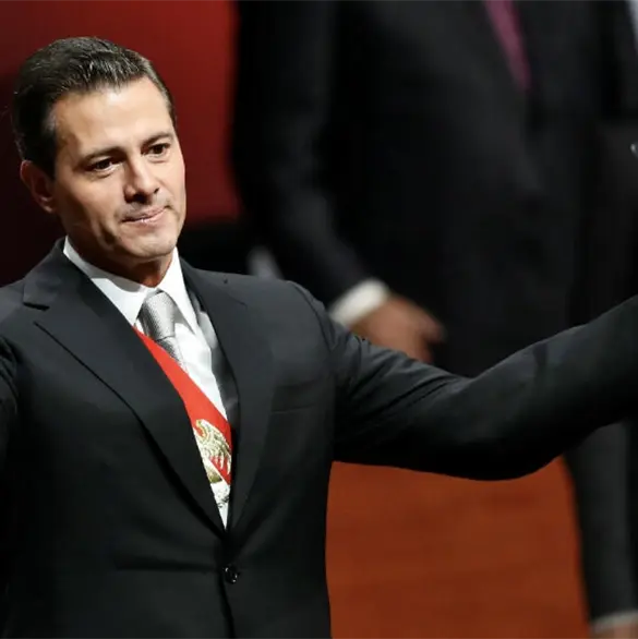 "¿Es usted o se parece?": Peña Nieto se toma foto con una mexicana tras ser reconocido en Japón "¿Es usted o se parece?": Peña Nieto se toma foto con una mexicana tras ser reconocido en Japón