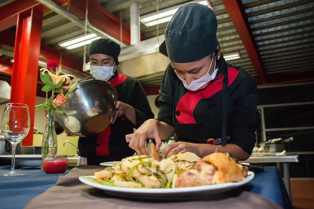 Forma profesionales en la preparación de alimentos, administración de restaurantes y desarrollo de proyectos gastronómicos. Aunque el sector restaurantero es amplio, muchos egresados comienzan en puestos operativos o empleos con poca estabilidad laboral.