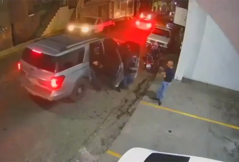 Dom&iacute;nguez Sald&iacute;var se encontraba junto a una motocicleta realizando maniobras en el &aacute;rea del maletero cuando una camioneta se aproxim&oacute; de manera repentina.
