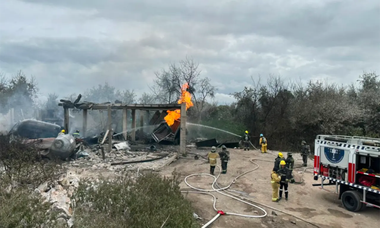  En las fotografías difundidas por las autoridades se observa a elementos de bomberos trabajando para sofocar los remanentes del incendio, mientras diversas estructuras aparecen completamente dañadas por las llamas. 
