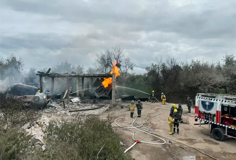 En las fotograf&iacute;as difundidas por las autoridades se observa a elementos de bomberos trabajando para sofocar los remanentes del incendio, mientras diversas estructuras aparecen completamente da&ntilde;adas por las llamas.