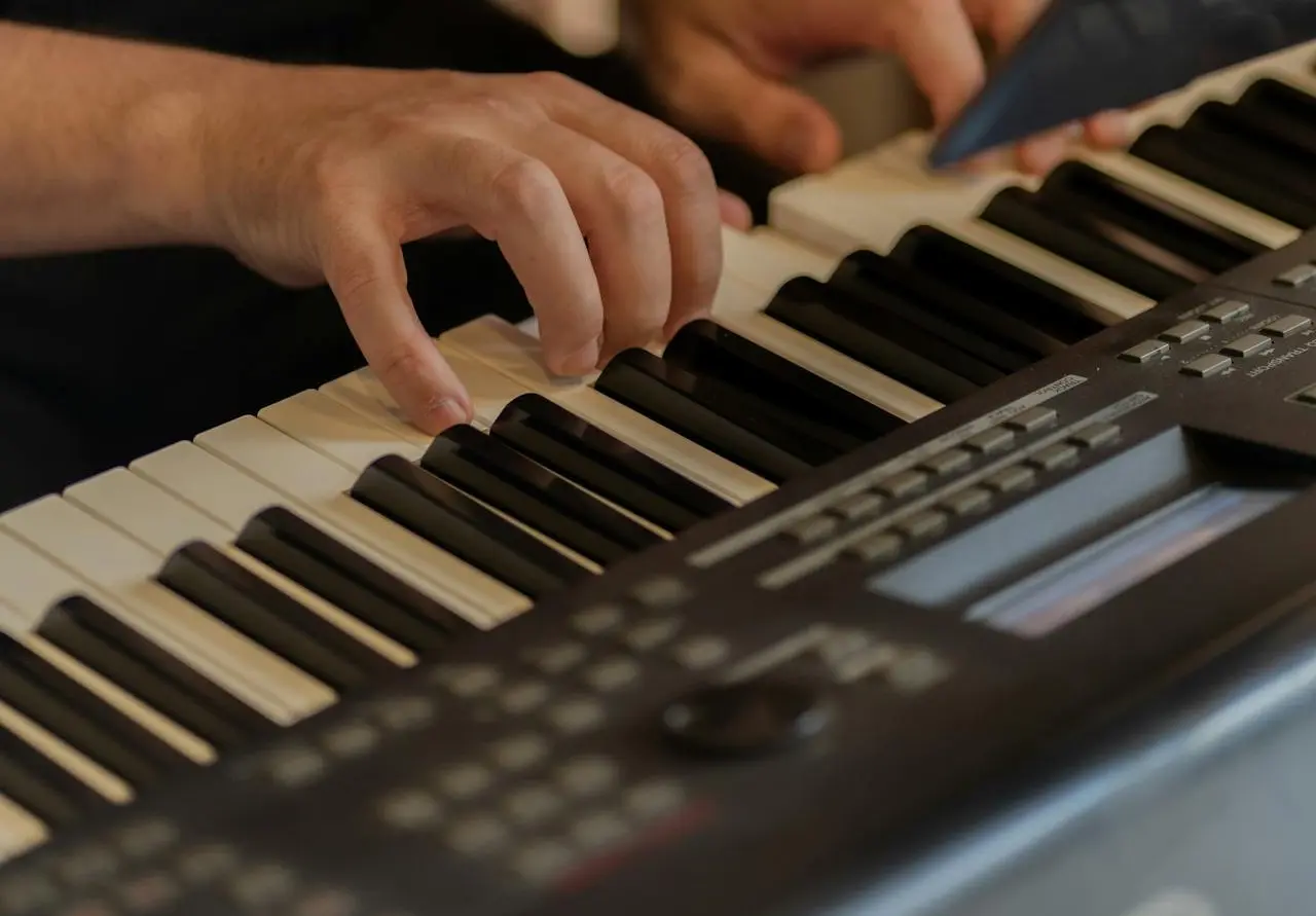 La carrera de Música forma profesionales en interpretación, composición, dirección, producción y enseñanza musical. Aunque ofrece oportunidades en el ámbito artístico y cultural, gran parte de los egresados trabaja de manera independiente o por proyectos, lo que incrementa la posibilidad de ingresos irregulares y empleo informal.
