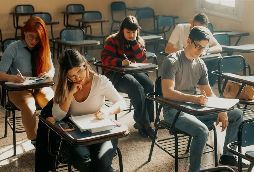 Elegir una carrera universitaria implica considerar no solo los gustos personales o la vocación, sino también las oportunidades laborales que existen al egresar. De acuerdo con el ranking Compara Carreras del IMCO, estas son las 10 carreras donde los egresados tienen un mayor riesgo de enfrentar desempleo o terminar desempeñándose en empleos informales en México.