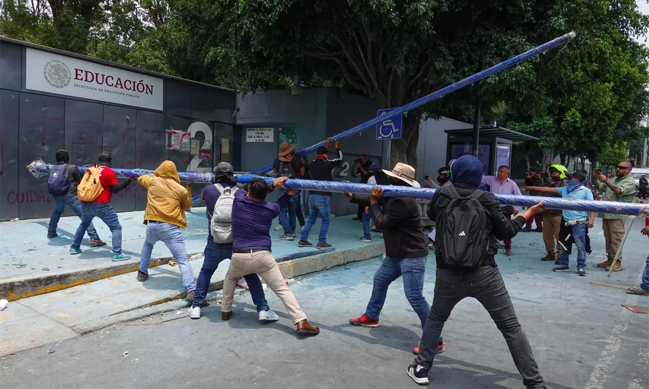  Se registraron afectaciones materiales y un conato de incendio que obligó a la movilización de cuerpos de emergencia. 