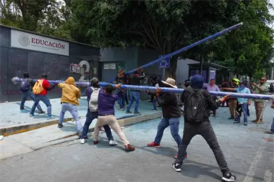 Esta es la sanci&oacute;n que podr&iacute;an enfrentar los miembros de la CNTE tras vandalizar la SEP