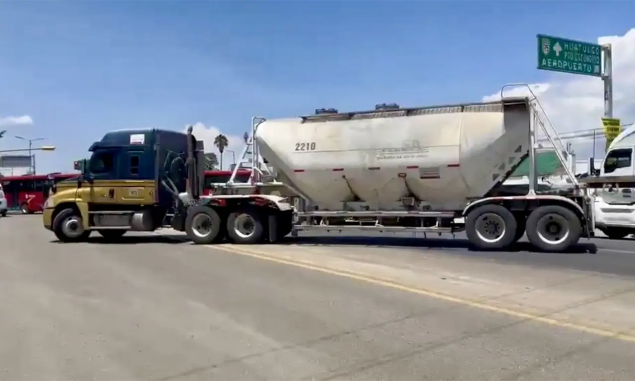  Transportistas amenazan con bloqueos en CDMX y carreteras del país el día de la inauguración del Mundial 2026 