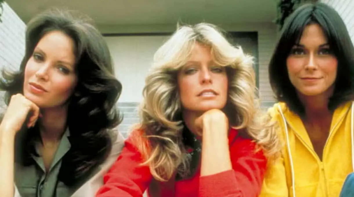 La producci&oacute;n fue revolucionaria por presentar a tres mujeres como protagonistas de una serie de acci&oacute;n. No obstante, tambi&eacute;n recibi&oacute; cr&iacute;ticas por priorizar la apariencia f&iacute;sica de sus estrellas y por retratar a sus personajes dentro de una visi&oacute;n muy marcada por los est&aacute;ndares de belleza de la &eacute;poca.