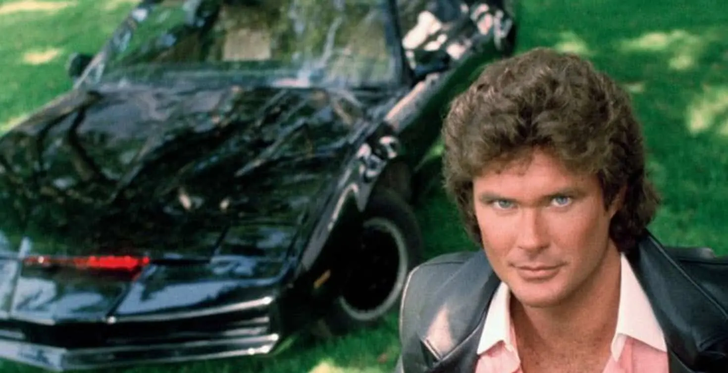 La serie protagonizada por David Hasselhoff fue uno de los grandes &eacute;xitos de los a&ntilde;os ochenta gracias al ic&oacute;nico autom&oacute;vil KITT. Sin embargo, muchos de sus efectos especiales, escenas de acci&oacute;n y algunos di&aacute;logos resultan hoy anticuados para el p&uacute;blico moderno, convirti&eacute;ndola en un ejemplo claro de c&oacute;mo algunas producciones no han resistido el paso del tiempo y los avances de la tecnolog&iacute;a.