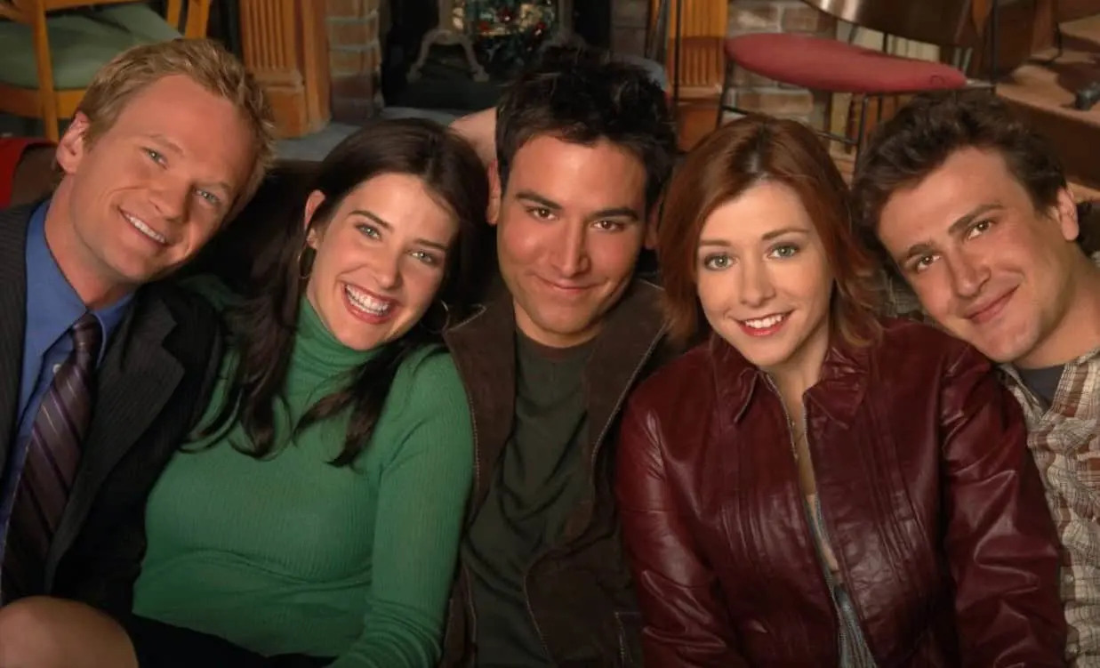 Durante a&ntilde;os fue una de las comedias m&aacute;s populares de la televisi&oacute;n, pero varios aspectos de la serie son vistos de forma diferente en la actualidad. El comportamiento de Barney Stinson, que entonces era presentado como divertido y encantador, hoy es se&ntilde;alado por normalizar actitudes manipuladoras hacia las mujeres. Adem&aacute;s, algunos chistes sobre g&eacute;nero y orientaci&oacute;n sexual han sido cuestionados por las nuevas generaciones.