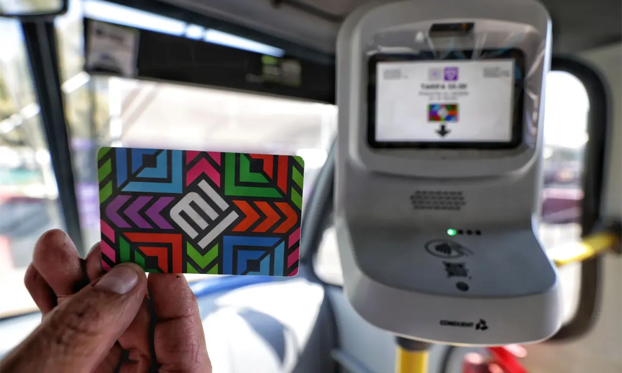  La tarjeta puede almacenar hasta 500 pesos y adquirirse en diversos puntos de la red de transporte. 