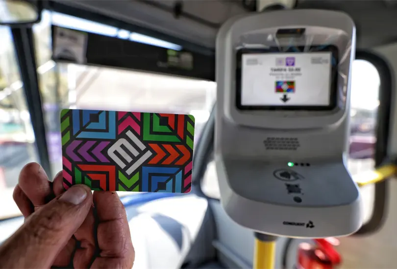 La tarjeta puede almacenar hasta 500 pesos y adquirirse en diversos puntos de la red de transporte.
