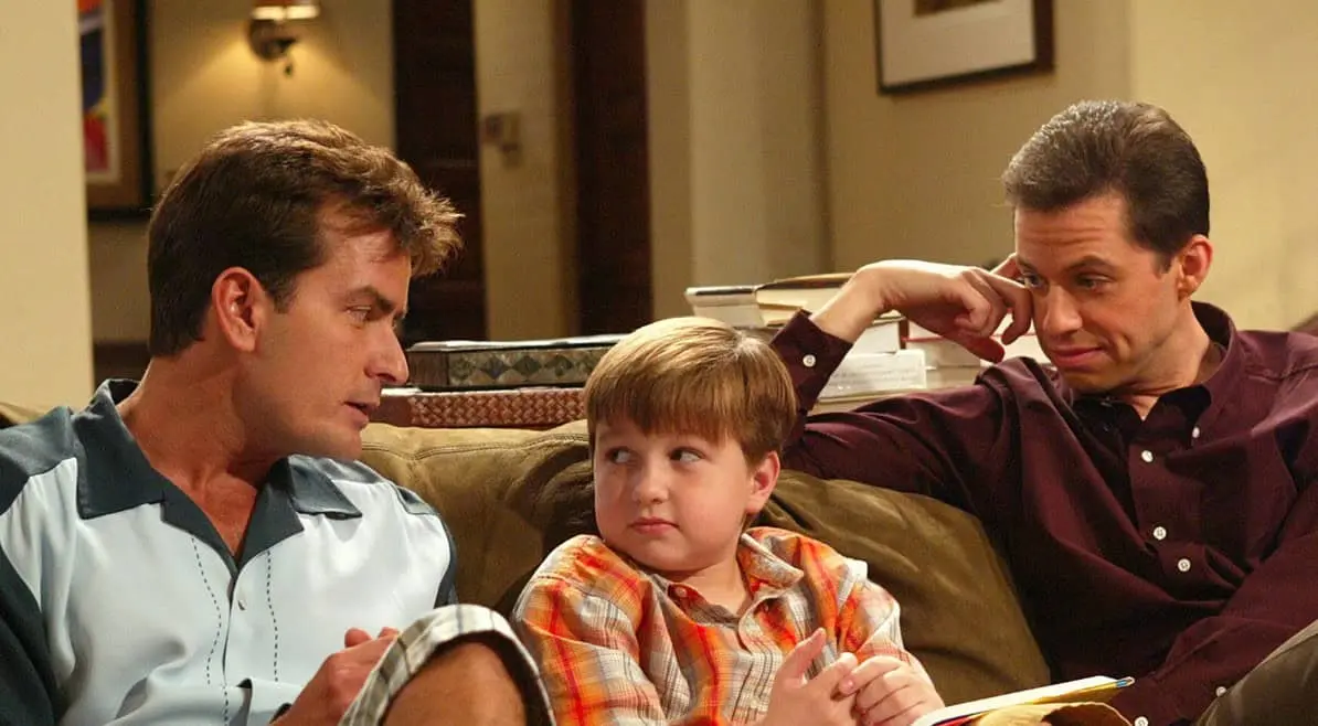 La comedia protagonizada por Charlie Sheen bas&oacute; gran parte de su humor en los excesos, las relaciones casuales y los estereotipos sobre mujeres y hombres. Aunque fue un &eacute;xito de audiencia, muchos de sus chistes son vistos actualmente como sexistas.
