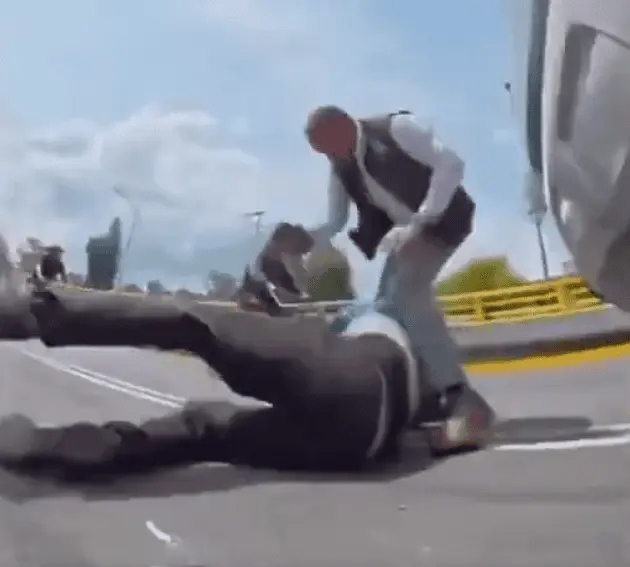 Video viral exhibe brutal golpiza a ciclista; autoridades ya buscan al agresor. Especial.