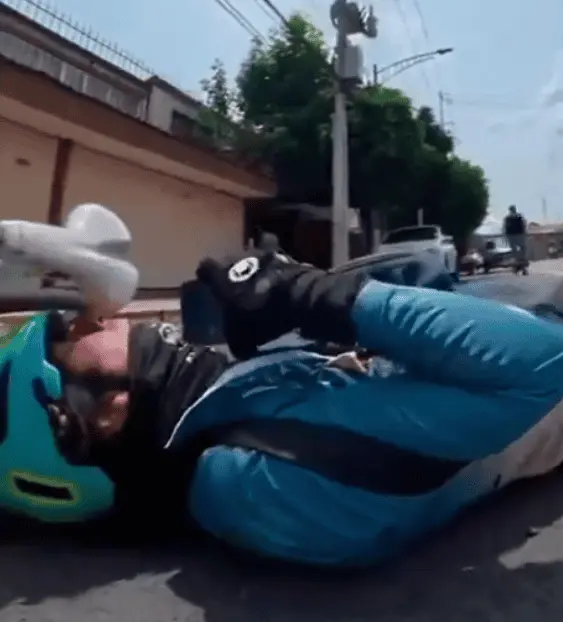 El ciclista quedó en el pavimento. Especial.