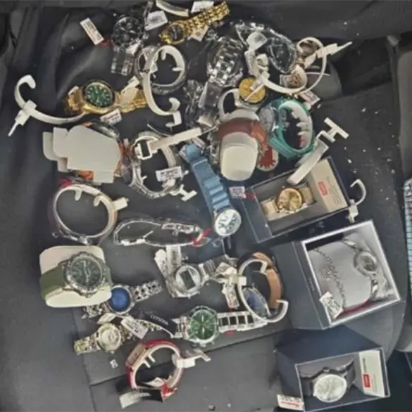 Detienen a tres jóvenes tras asalto a tienda de relojes en Coyoacán