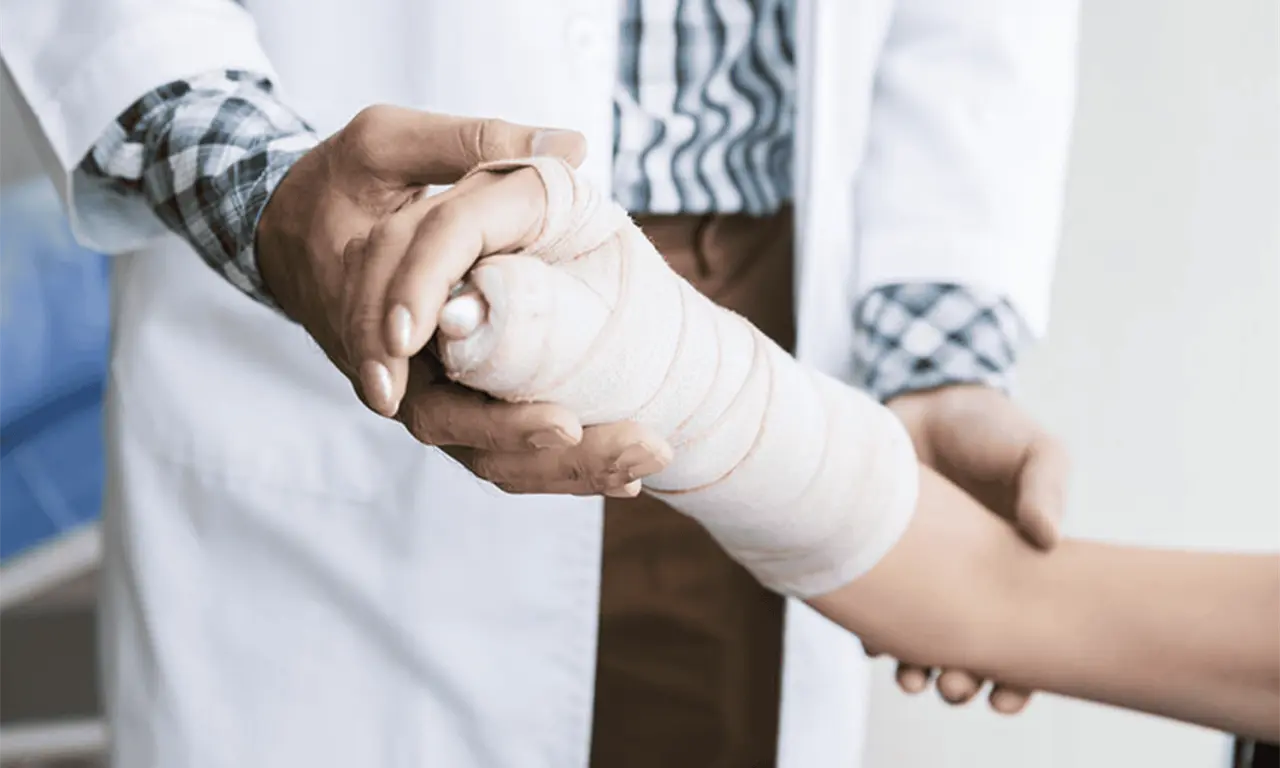  Médico rompe de nuevo la pierna de una menor porque su madre no pudo pagar la cuenta 