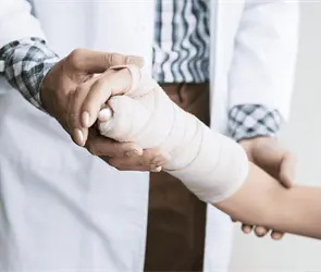 M&eacute;dico rompe de nuevo la pierna de una menor porque su madre no pudo pagar la cuenta