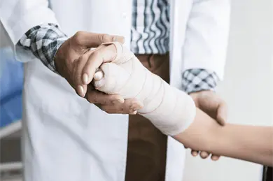 Médico rompe de nuevo la pierna de una menor porque su madre no pudo pagar la cuenta Médico rompe de nuevo la pierna de una menor porque su madre no pudo pagar la cuenta
