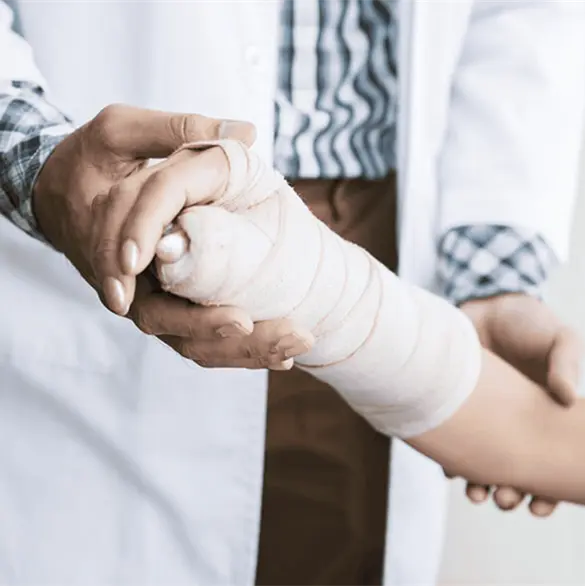 M&eacute;dico rompe de nuevo la pierna de una menor porque su madre no pudo pagar la cuenta