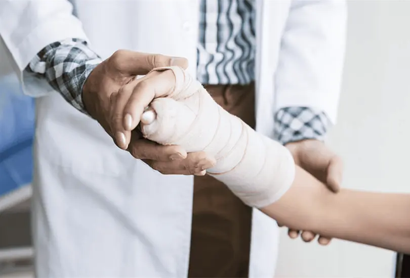 Médico rompe de nuevo la pierna de una menor porque su madre no pudo pagar la cuenta Médico rompe de nuevo la pierna de una menor porque su madre no pudo pagar la cuenta