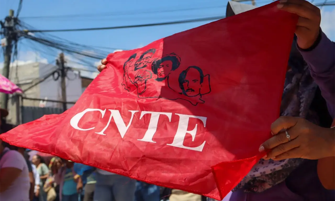 CNTE bloquea vialidades y protesta en Televisa y TV Azteca 