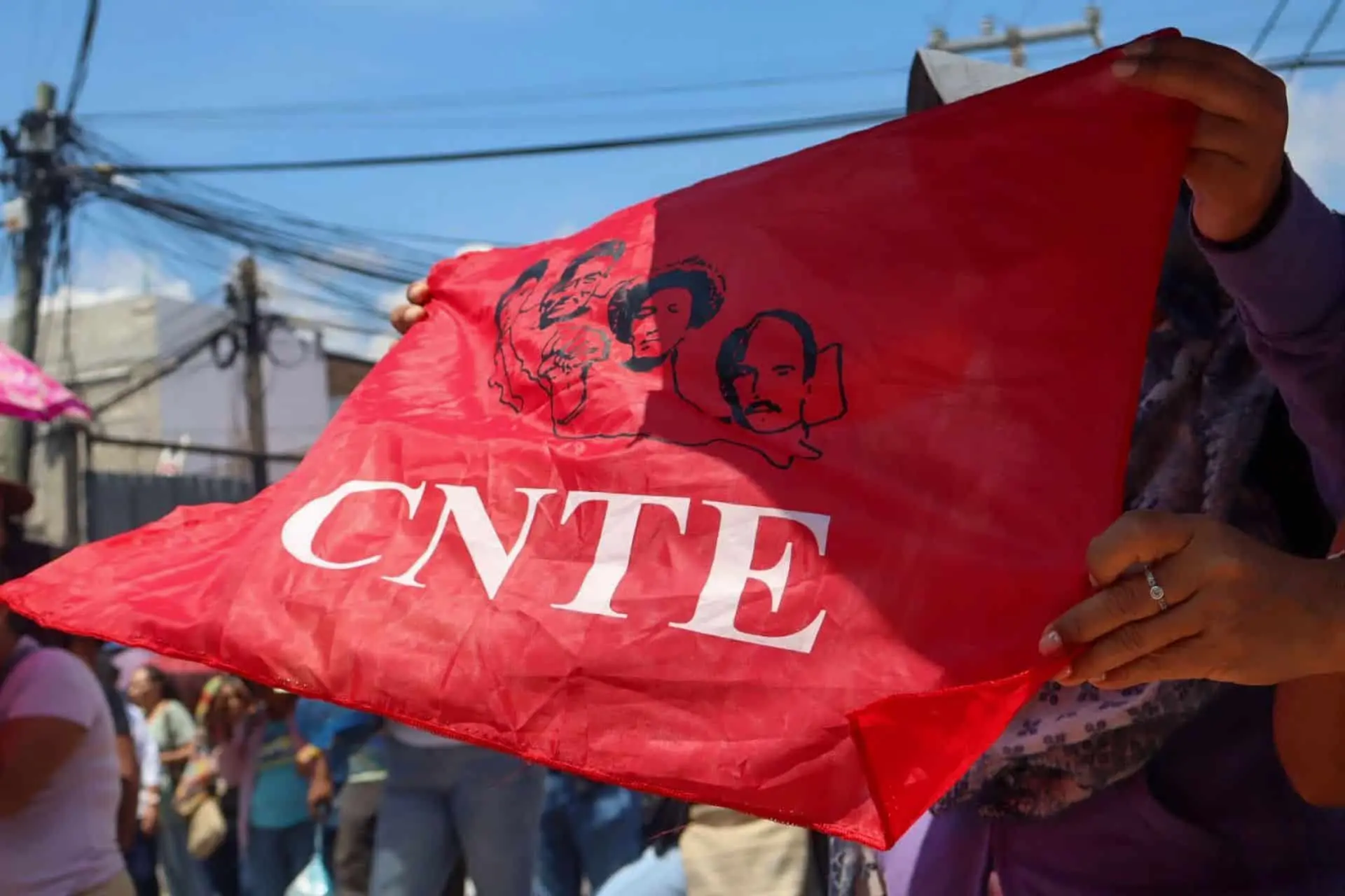 CNTE bloquea vialiades y protesta frente a medios de comunicación Cuartoscuro