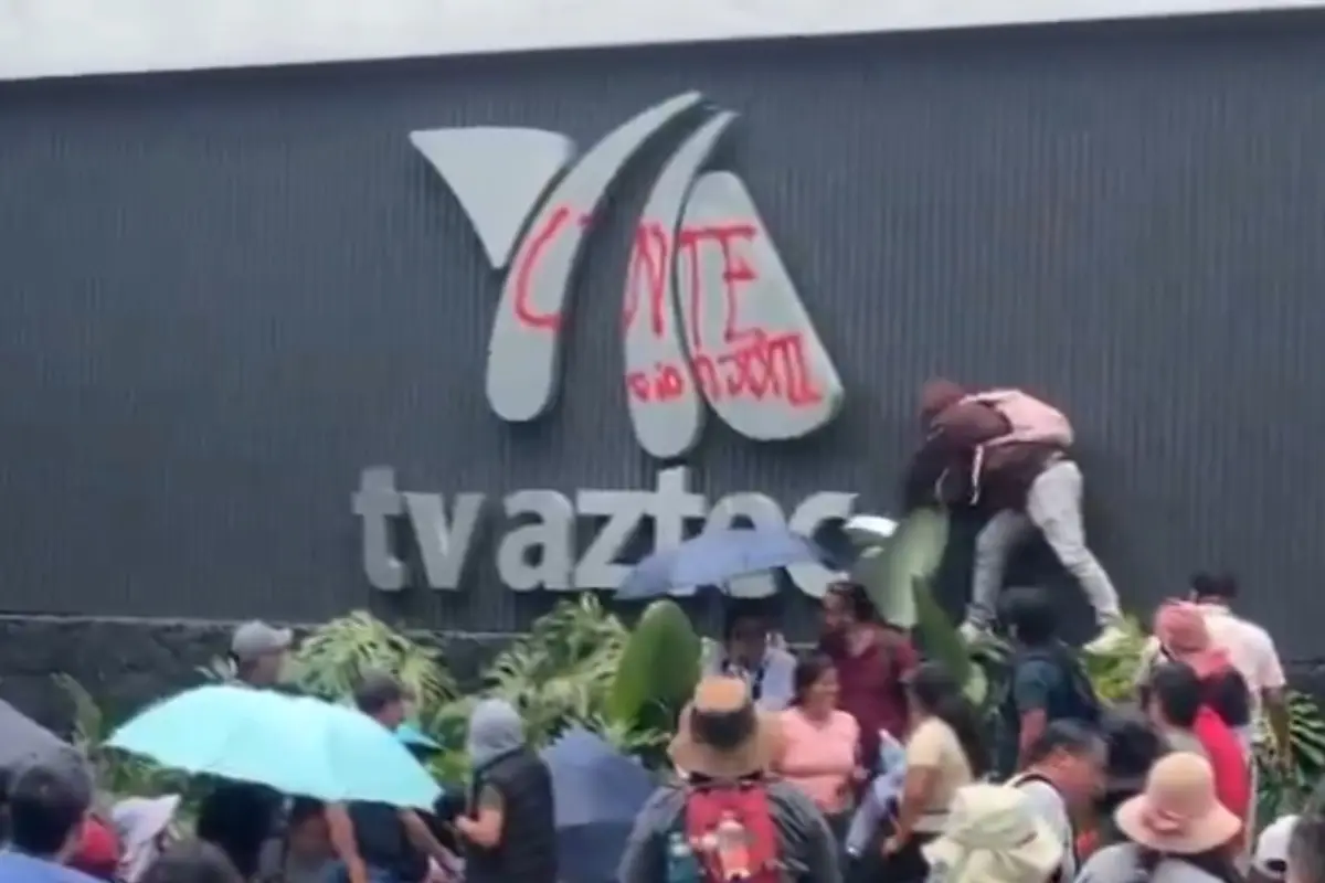  CNTE arremete contra TV Azteca: golpes, pintas y daños en la televisora 