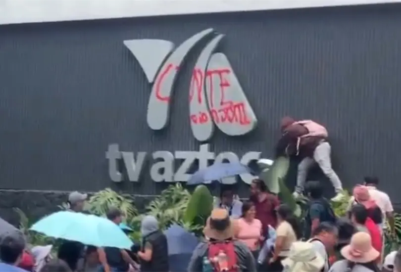 CNTE arremete contra TV Azteca: golpes, pintas y daños en la televisora CNTE arremete contra TV Azteca: golpes, pintas y daños en la televisora