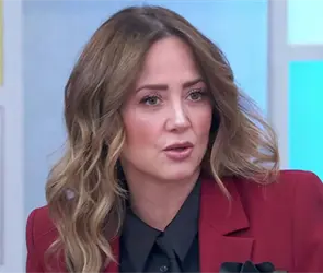 "Qu&eacute; pena de verdad": Andrea Legarreta interrumpe transmisi&oacute;n de Hoy para anunciar inesperada muerte