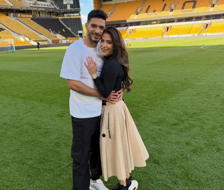 Daniela Basso y Raúl Jiménez forman una de las parejas más estables del futbol mexicano. Su historia comenzó en 2017 gracias a las redes sociales y, desde entonces, han construido una sólida relación. Actualmente tienen dos hijas y la actriz ha acompañado al delantero durante su trayectoria en Europa, incluyendo su etapa en Inglaterra con el Wolverhampton. Daniela Basso y Raúl Jiménez forman una de las parejas más estables del futbol mexicano. Su historia comenzó en 2017 gracias a las redes sociales y, desde entonces, han construido una sólida relación. Actualmente tienen dos hijas y la actriz ha acompañado al delantero durante su trayectoria en Europa, incluyendo su etapa en Inglaterra con el Wolverhampton.