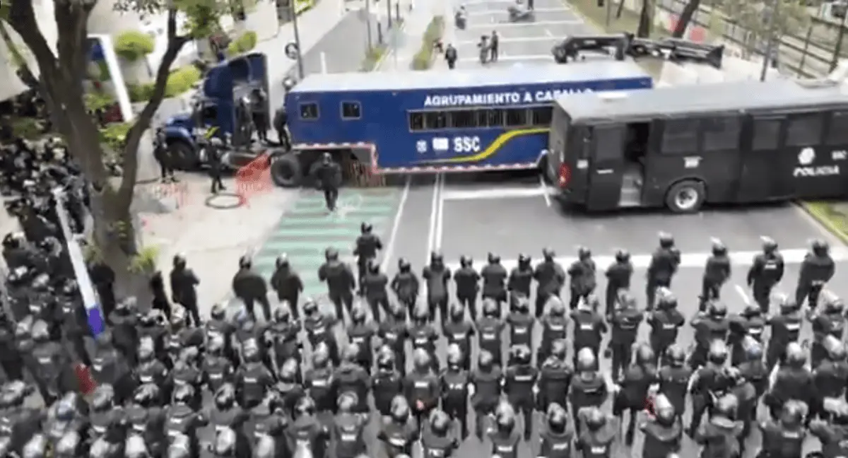 Las autoridades capitalinas desplegaron un operativo especial para impedir que la protesta llegara a una de las zonas más sensibles de la ciudad en vísperas del Mundial 2026. Captura de pantallaX: /El Universal.
