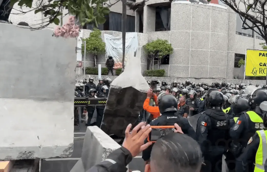 La movilización encontró un muro de seguridad que impidió cualquier posibilidad de continuar hacia el recinto mundialista. Captura de pantalla/X.ADN40.