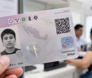 Con 25 candados de seguridad y c&oacute;digo QR: as&iacute; es la nueva credencial del INE; &iquest;es obligatorio cambiarla?